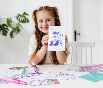 Meisje toont trots haar Gabby’s Dollhouse stencil kunstwerk in paars en blauw, ideaal knutsel idee voor kinderen.