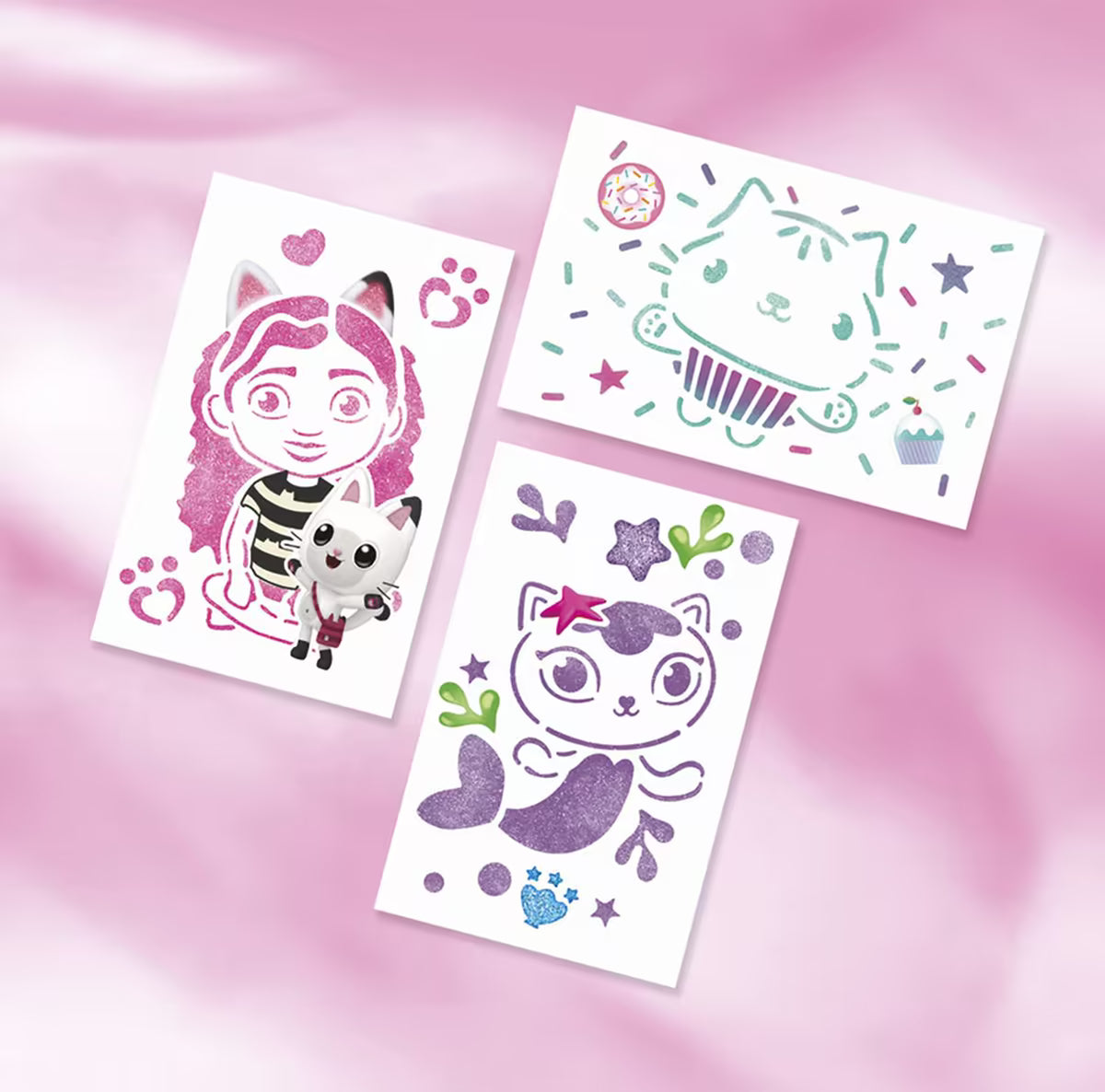 Drie kleurrijke stencil tekeningen uit Gabby’s Dollhouse set met Gabby, katten en cupcake, inspirerende knutsel ideeën.