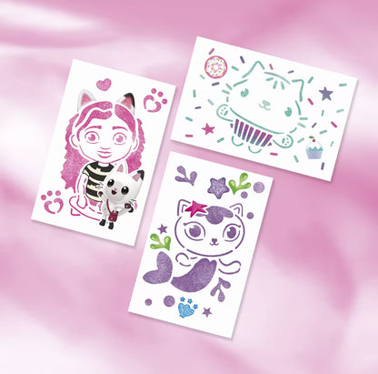 Drie kleurrijke stencil tekeningen uit Gabby’s Dollhouse set met Gabby, katten en cupcake, inspirerende knutsel ideeën.