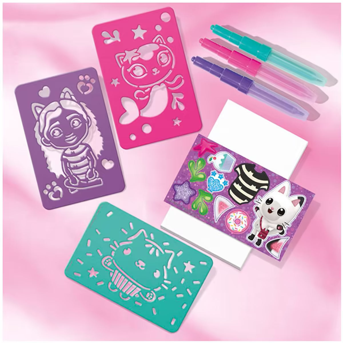 Stencils en spraypennen uit Gabby’s Dollhouse knutselset met stickers en papier, leuk om creatief te knutselen met peuters.