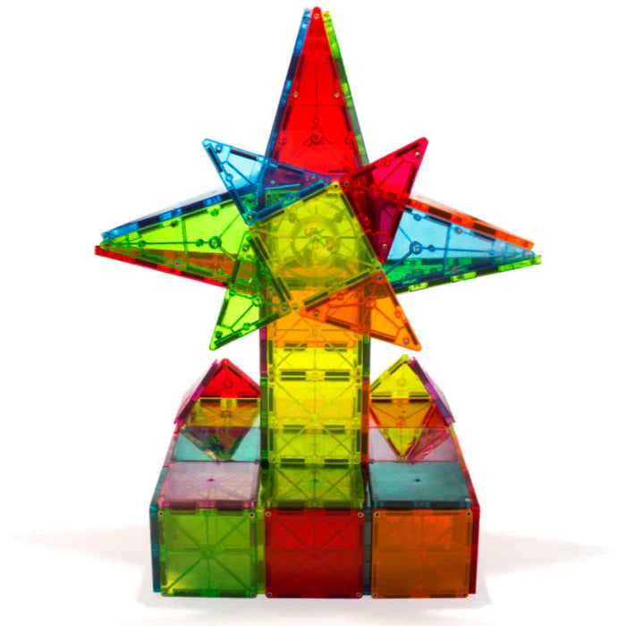 Een gekleurde ster en toren gemaakt van kleurrijke Magnetic Magna Tiles Metropolis Set met 110 magnetische bouwstenen.