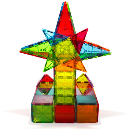 Een gekleurde ster en toren gemaakt van kleurrijke Magnetic Magna Tiles Metropolis Set met 110 magnetische bouwstenen.