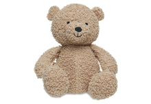 Grote teddybeer van Jollein in biscuitkleurige boucléstof op witte achtergrond, knuffel en kraamcadeau.