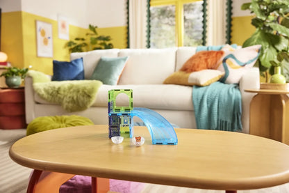 Hamster Ball speelset van magnetisch speelgoed staat op tafel in een kleurrijke kindvriendelijke woonkamer.