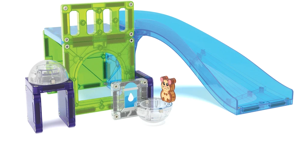 Opgebouwde Hamster Ball speelset met magnetische tegels, blauwe glijbaan en houten hamsterfiguur.