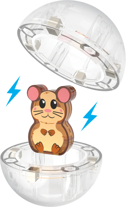 Magnetische doorzichtige speelbal met houten hamsterfiguur en MicroMags bevestiging zichtbaar.