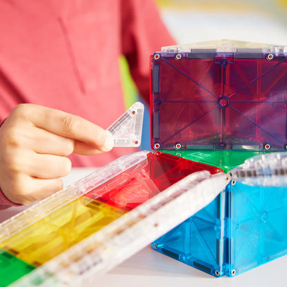 Kind speelt met MicroMags Magnetisch speelgoed en bouwt een knikkerbaan voor magna tiles knikkers.