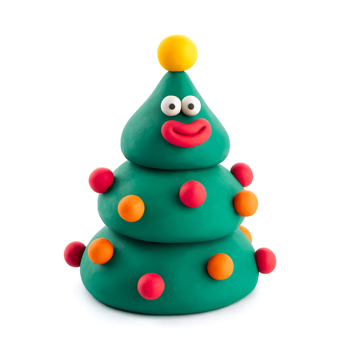 Vrolijke groene kerstboom uit Hey Clay Advent Calender 2025 met rode en oranje ballen, leuke klei ideeën voor kinderen.