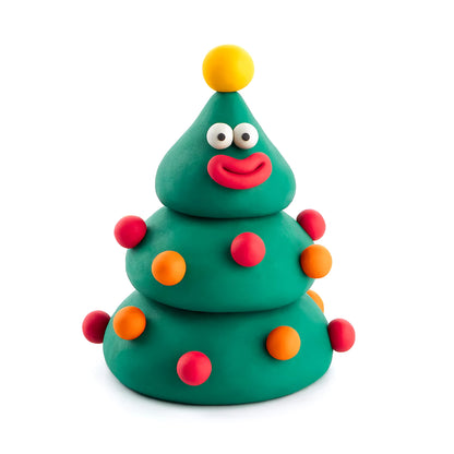 Vrolijke groene kerstboom uit Hey Clay Advent Calender 2025 met rode en oranje ballen, leuke klei ideeën voor kinderen.