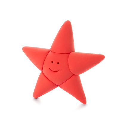 Rode zeester met gezicht uit Hey Clay Advent Calender 2025, gemaakt van boetseerklei, creatief speelgoed voor kinderen.
