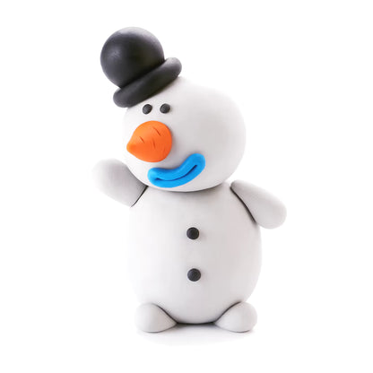 Witte sneeuwpop uit Hey Clay Advent Calender 2025 met hoed en wortelneus, gemaakt van boetseerklei, leuk kerstcadeau.