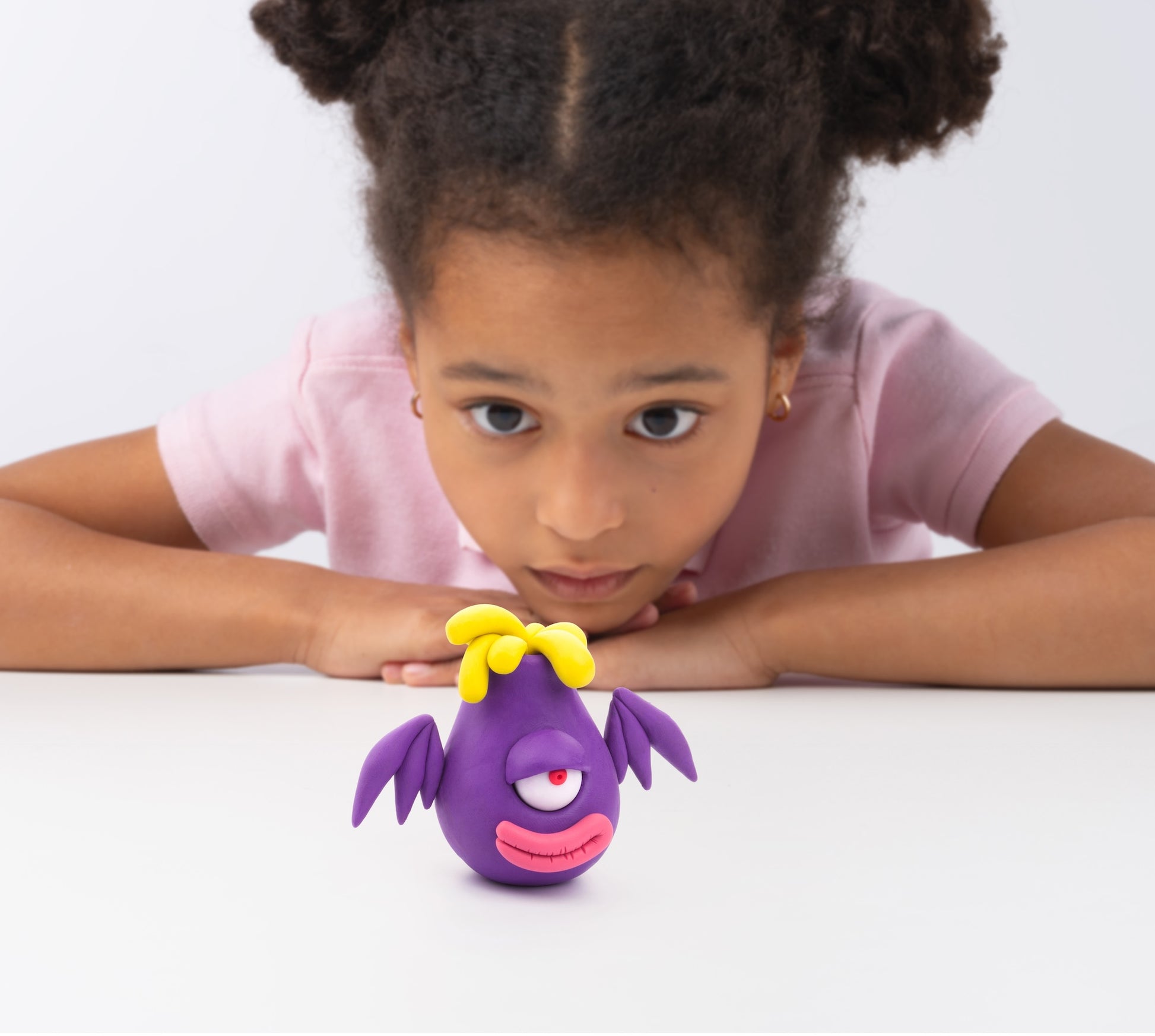 Hey Clay Aliens kind speelt met paarse Volcano figuur creatief aliens knutselen speelgoed