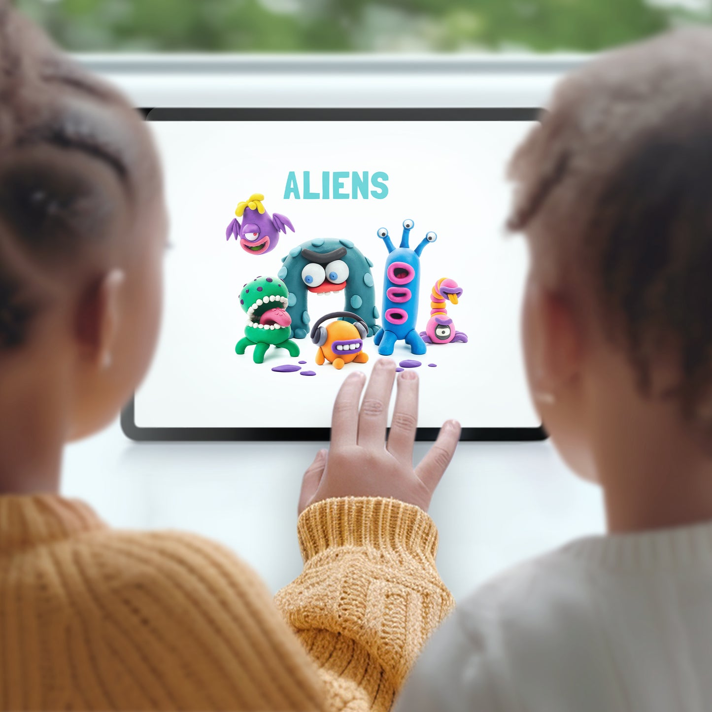 Hey Clay Aliens kinderen gebruiken app op tablet voor aliens knutselen met boetseerklei