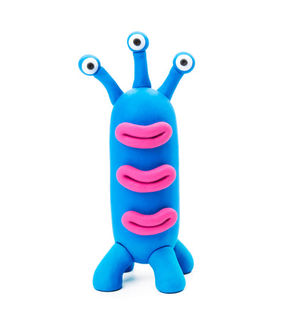 Hey Clay Aliens blauwe alien Trio met drie ogen en roze monden staand op poten close-up foto
