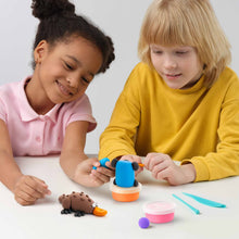 Twee kinderen kleien samen met Hey Clay boetseerklei uit de Australian Animals-set, creatief en educatief speelgoed.