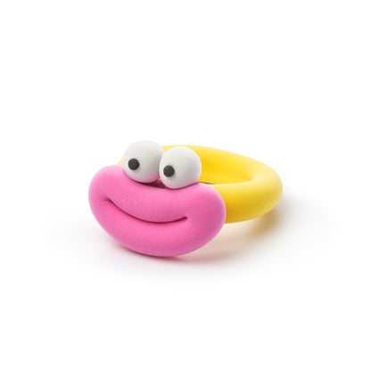 ey Clay Bijou A.I. Alien Ring geel met roze lippen en witte ogen, grappige klei ring voor kids