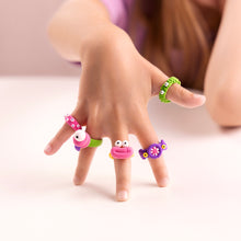 Hey Clay Bijou Alien Rings op kinderhand: 4 zelfgemaakte klei-ringen in groen, roze en paars.