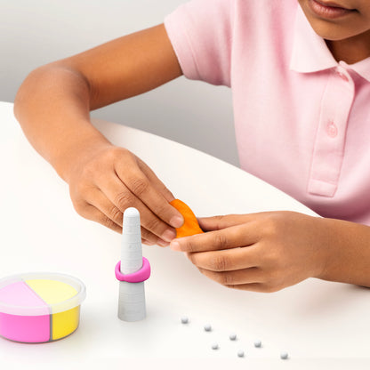 Hey Clay Bijou app toont Sweetbit stap voor stap, kind leert ringmaat meten met ringkegel speelgoed.