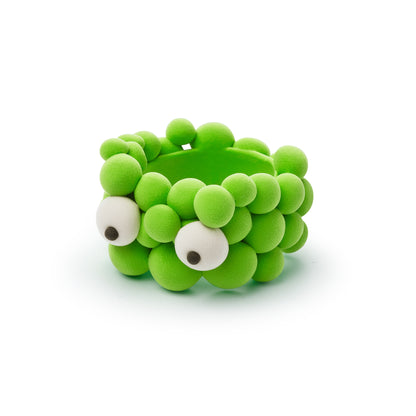 Hey Clay Bijou Bubbly Alien Ring in felgroen met bobbels en twee witte ogen, speelgoed kleien.