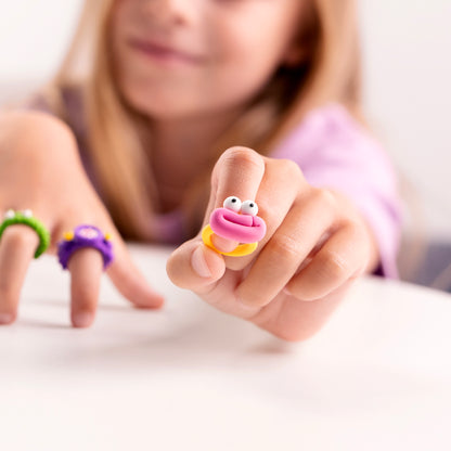 Kind maakt Hey Clay Bijou ring met boetseerklei en ringkegel, klei ideeën voor creatief speelgoed.