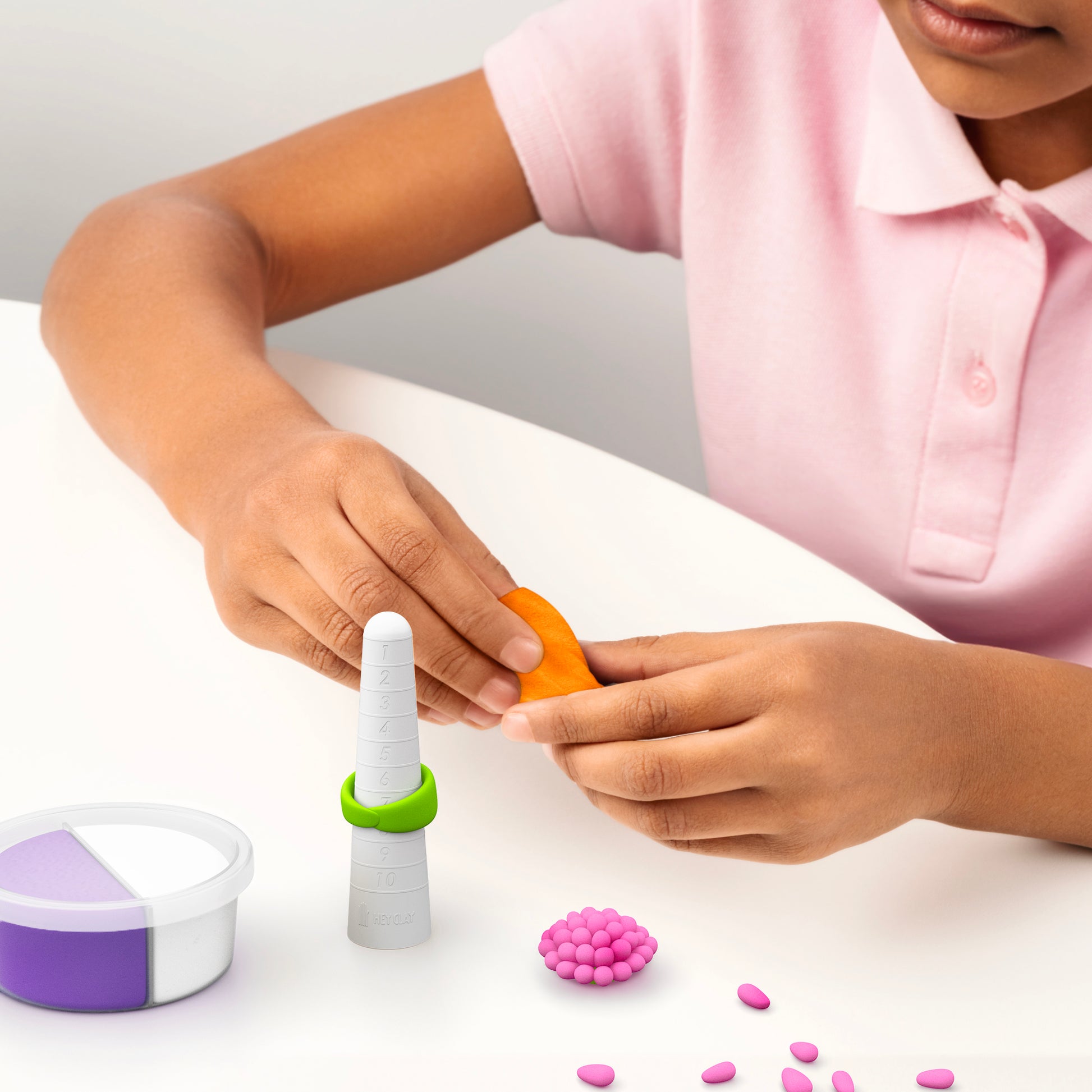 Hey Clay Bijou Rings Flower app op tablet toont stap-voor-stap klei instructie kamille ring voor kinderen, speelgoed.