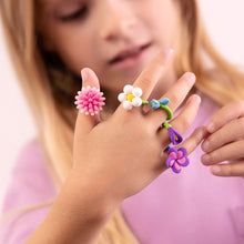 Hey Clay Bijou Rings Flower: kind meet ringmaat op kegelmal en vormt boetseerklei tot bloemenring, speelgoed activiteit.