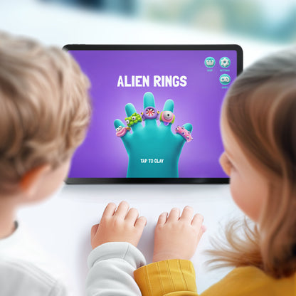 Hey Clay Bijou Alien Rings app op tablet, twee kinderen kleien monster-ringen met boetseerklei.