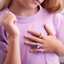 Meisje draagt Hey Clay Bijou Rings Snoepjes – marshmallow-, cupcake- en taartringen van klei