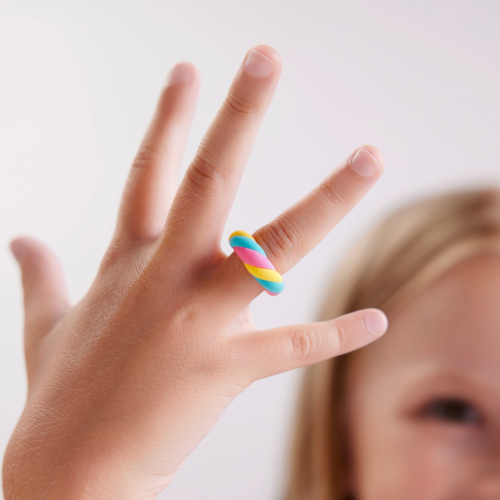Meisje toont Hey Clay Bijou Rings Snoepjes marshmallowring op haar vinger – klei-ideeën voor kids