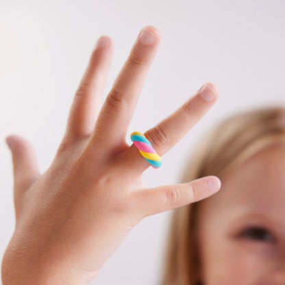 Meisje toont Hey Clay Bijou Rings Snoepjes marshmallowring op haar vinger – klei-ideeën voor kids