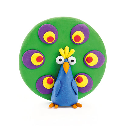 Hey Clay Birds pauw voorkant met kleurrijke staartveren en groen-blauw lijf van boetseerklei