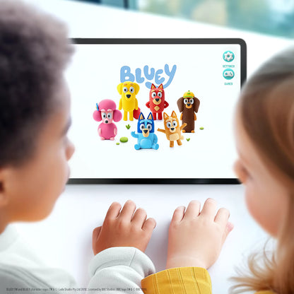 Kinderen bekijken Hey Clay Bluey & Friends app met Bluey, Bingo en vrienden voor stap-voor-stap klei ideeën.