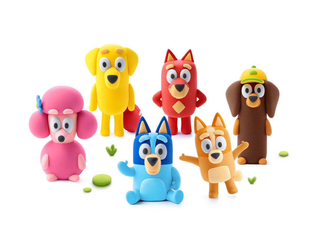 Hey Clay Bluey & Friends geboetseerde karakters groepsfoto: Bluey, Bingo, Chilli, Bandit en vrienden