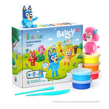 Hey Clay Bluey & Friends boetseerklei set met 15 potjes, twee sculpting tools en figuren Bluey en Coco.