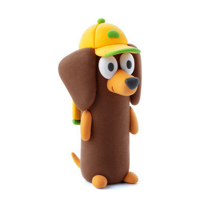 Hey Clay Bluey & Friends detailfoto geboetseerde Chilli met gele hoed, bruin boetseerklei karakter