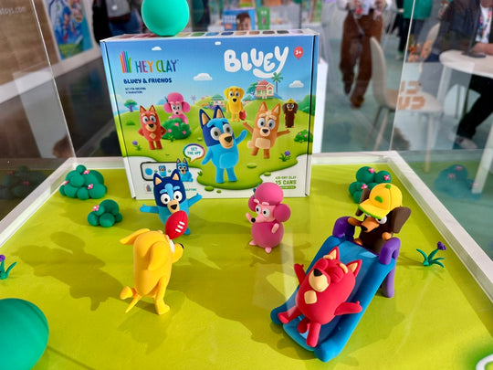 Hey Clay Bluey & Friends kleien ideeën op beurs met geboetseerde karakters Bluey, Bingo en vrienden