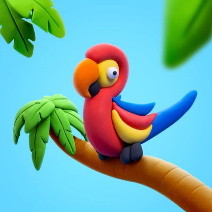 Hey Clay ara papegaai van boetseerklei op palmtak met groene bladeren tegen blauwe achtergrond