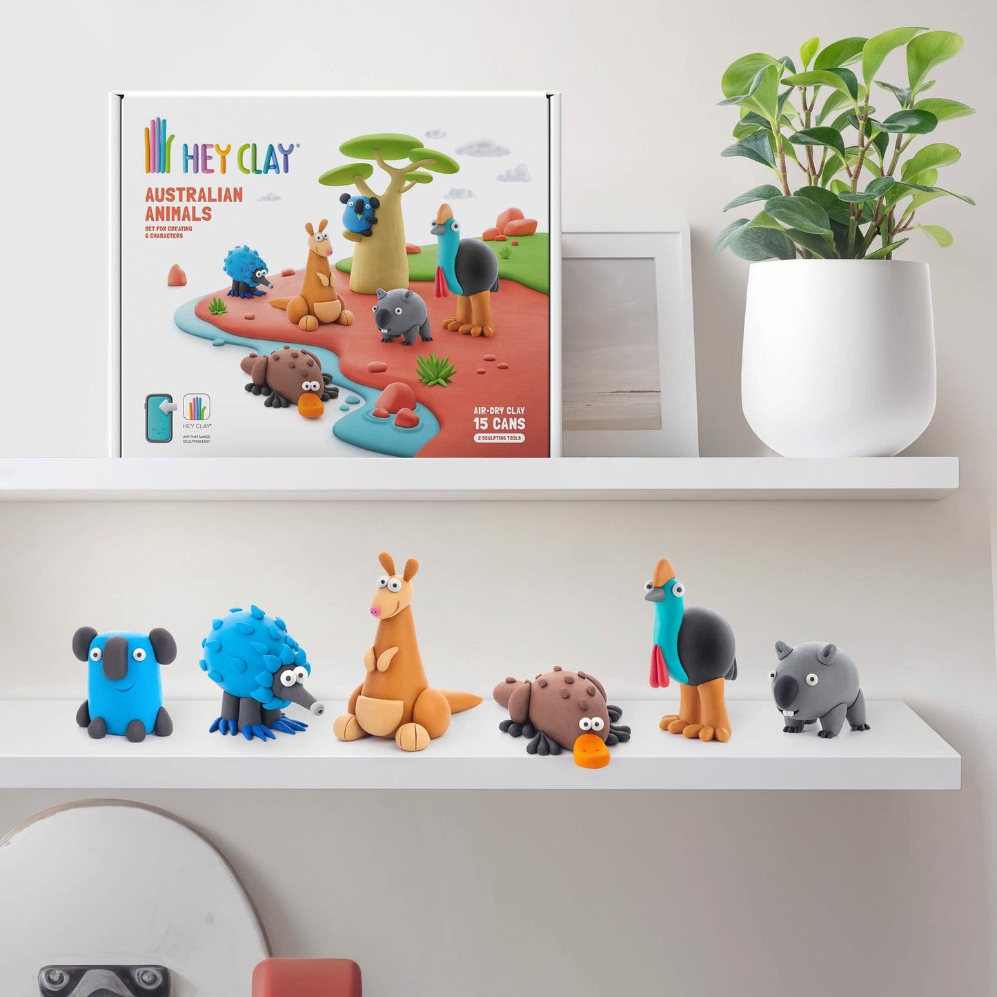 Hey Clay boetseerklei Australian Animals in felle kleuren, op een plank tegen de wand met leuke klei ideeën voor kinderen.