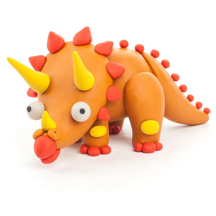 Hey clay klei ideeën: Triceratops van boetseerklei, in oranje met gele en rode details. leuk speelgoed voor kinderen.