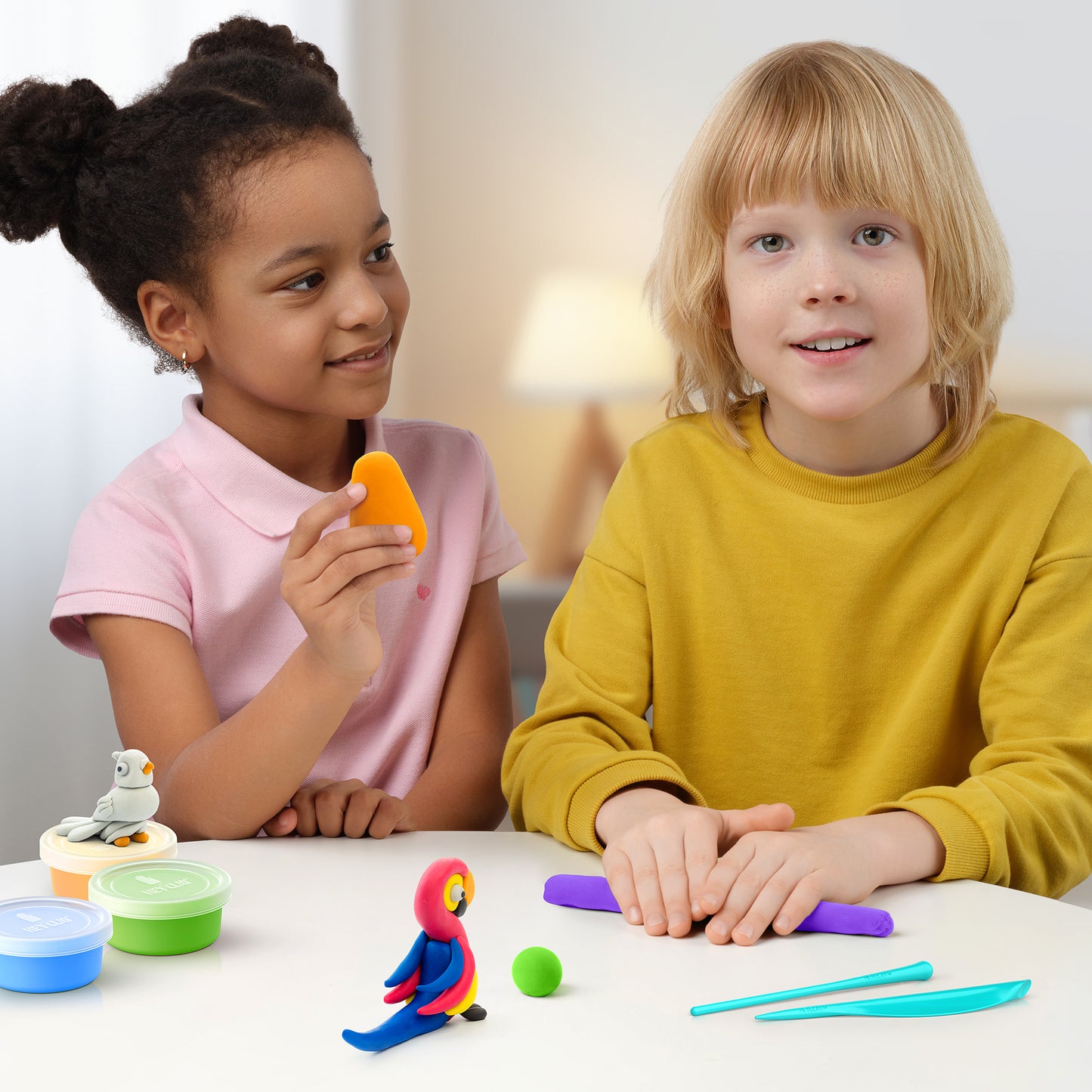 Hey Clay boetseerklei speelgoed in gebruik, kinderen kleien vogels met kleurrijke potjes klei