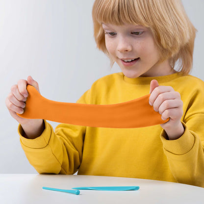 Kind speelt met oranje Hey Clay boetseerklei, leuk en educatief speelgoed met creatieve klei ideeën voor kinderen.