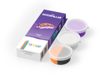 Hey Clay Bugs Caterpillar set met 3 potjes boetseerklei in paars, oranje en wit op witte achtergrond