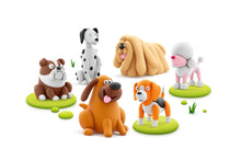 Zes vrolijke hondjes van klei gemaakt met de Hey Clay Dog Buddies boetseerset voor kinderen