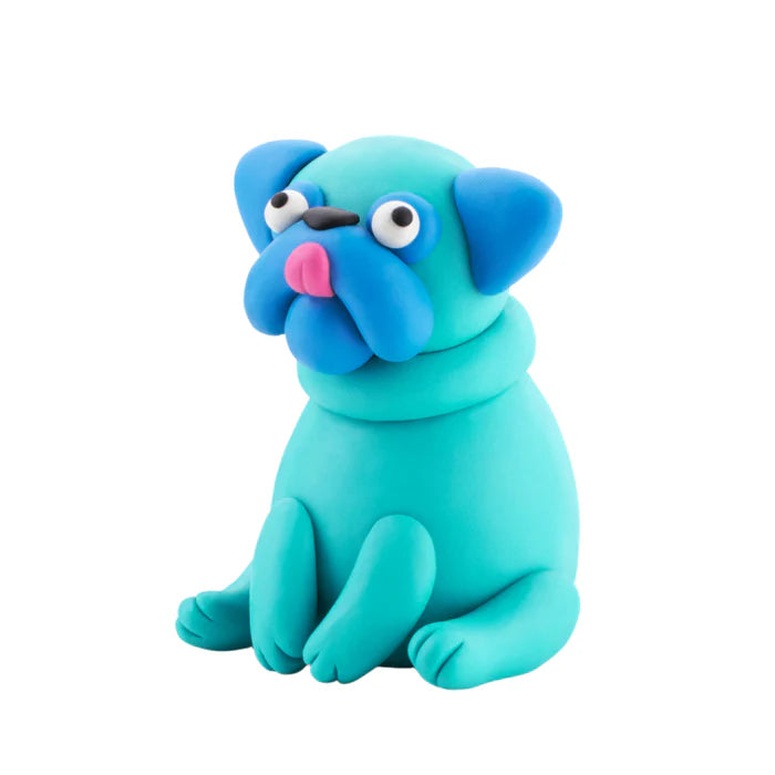 Blauwe kleihond uit de Hey Clay Dog Story set, schattige pug van boetseerklei om te kleien voor kinderen en creatief spel.