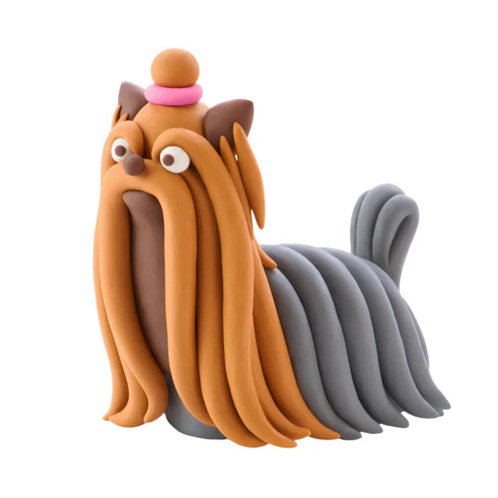 Yorkie hondje van boetseerklei uit de Hey Clay Dog Story set, bruine klei, leuk om te kleien voor kinderen.