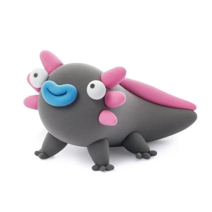 Grijze axolotl met kieuwen en blauwe mond van Hey Clay boetseerklei, leuk en creatief speelgoed om te kleien voor kinderen.