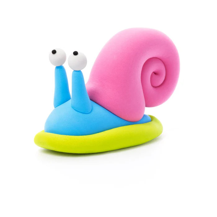 Kleurrijke slak van Hey Clay boetseerklei in roze, blauw en limegroen, creatief speelgoed en leuke klei ideeën voor kinderen.