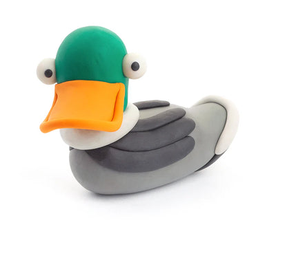 Grijze Hey Clay farm eend van boetseerklei met groene kop en oranje snavel, ideaal klei idee voor kinderen om te kleien.