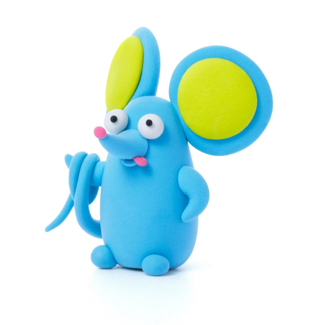 Blauwe muis geboetseerd met Hey Clay fluffy pets boetseerklei, vrolijk kleien en creatieve klei ideeën voor kinderen.