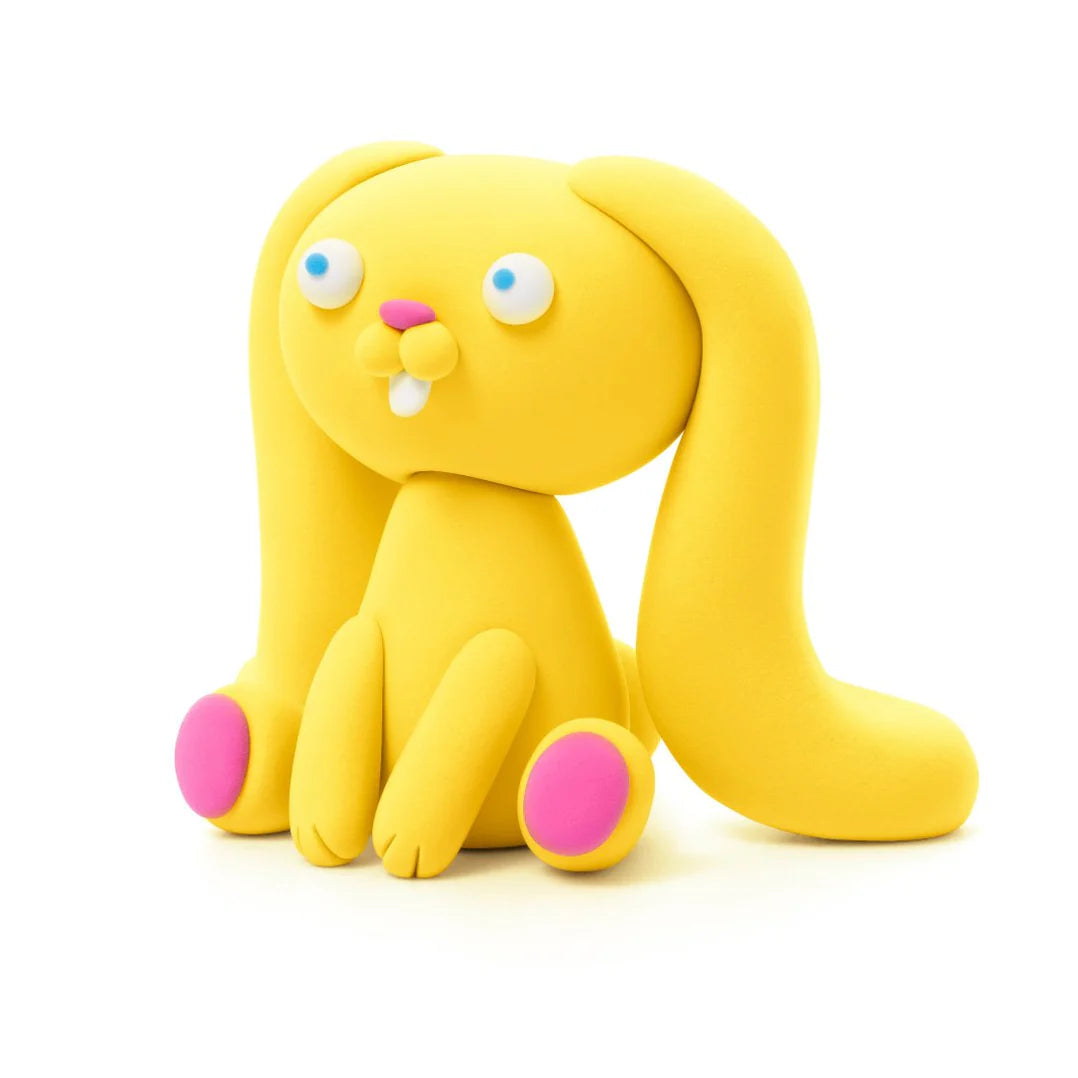Geel konijn geboetseerd met Hey Clay fluffy pets boetseerklei, vrolijk kleien voor kinderen en creatieve klei ideeën.